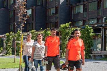 Das Team der Hausmeister Niederbacher bei der Arbeit Das Team der Hausmeister Niederbacher bei der Arbeit